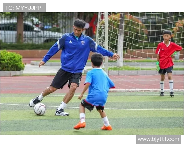 两个小孩心中的足球偶像是谁？