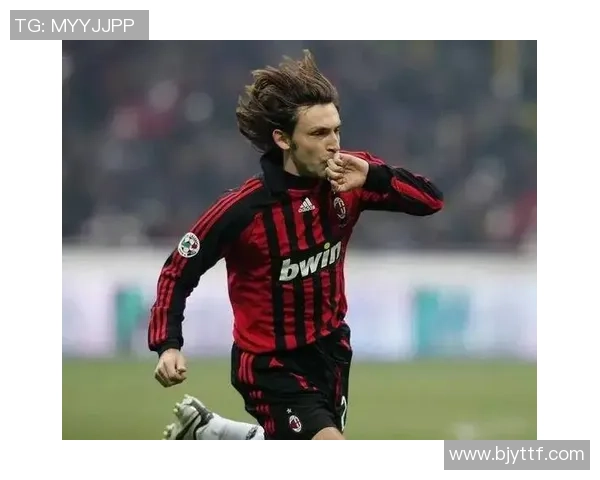 八位足球传奇球星的巅峰时刻与影响力解析