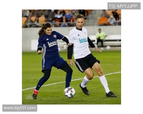 足球球星独特绑带设计解析 展现个性与比赛中的心理博弈