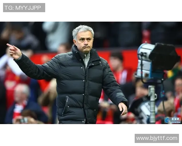 足球巨星亲授防守技巧秘诀，提升球员防线能力的实战经验分享